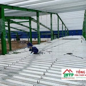 Đặt tôn sóng sàn deck đúng vị trí trong kết cấu dầm thép. đảm bảo hiệu quả công trình