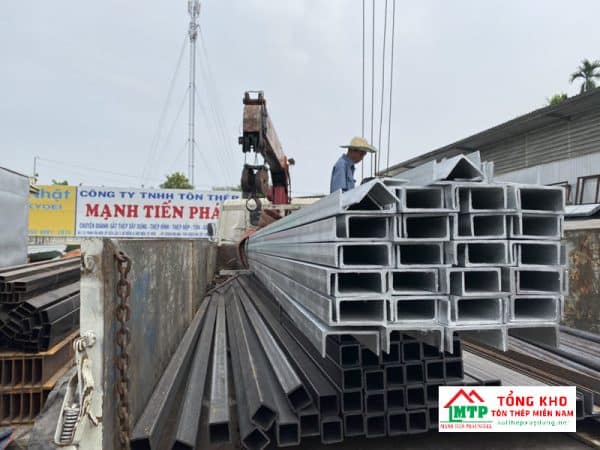 Thép U mạ kẽm có bề mặt mạ dày dặn, đảm bảo tuổi thọ công trình