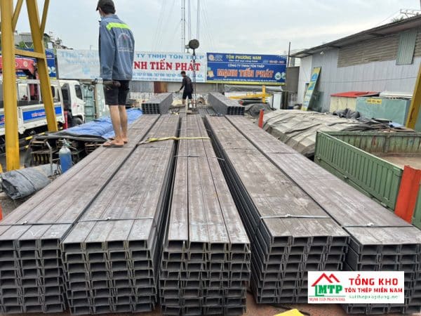 Thép U nhúng kẽm lưu kho tại Tôn Thép MTP