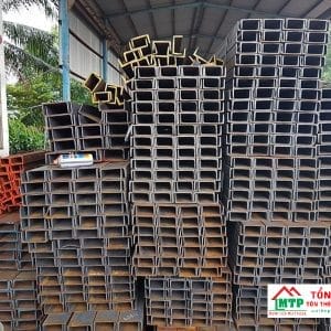 Bảo quản thép U65 trong bóng râm, có mái che, không bị ẩm ướt