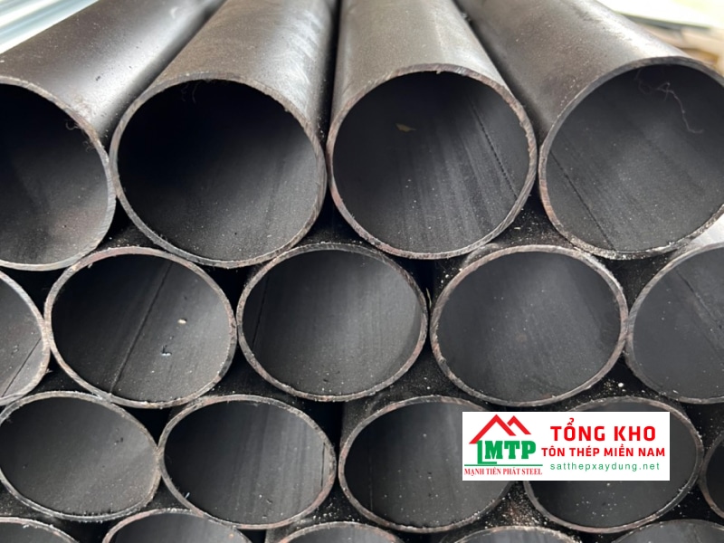 Thép ống hàn VinaOne có đường hàn nối dọc theo thân thép, là điểm phân biệt với sắt ống hàn