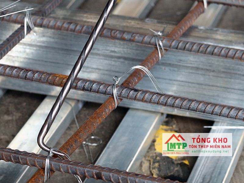 Ứng dụng phổ biến của dây kẽm buộc là làm dây cố định các thanh thép lại với nhau khi làm khung thép trong xây dựng