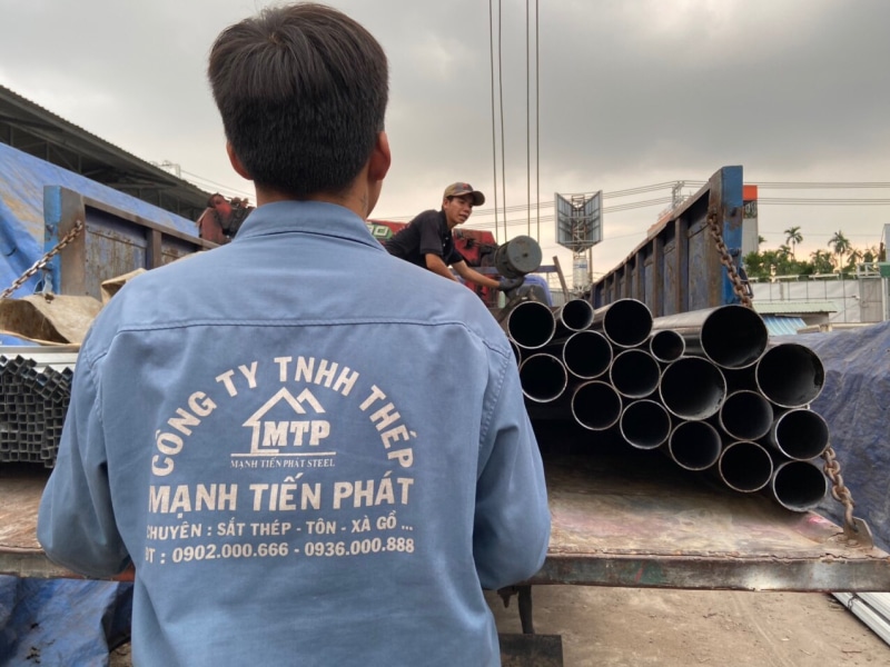 Nhân viên Mạnh Tiến Phát xếp thép ống Lê Phan Gia lên xe chuẩn bị vận chuyển cho khách hàng