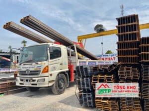 Thép hình H250 được sản xuất theo quy trình nghiêm ngặt, tuân thủ các tiêu chuẩn chất lượng khắt khe
