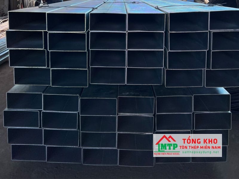 Thép hộp 13x26 đen có màu sắc đặc trưng là đen hoặc xanh đen