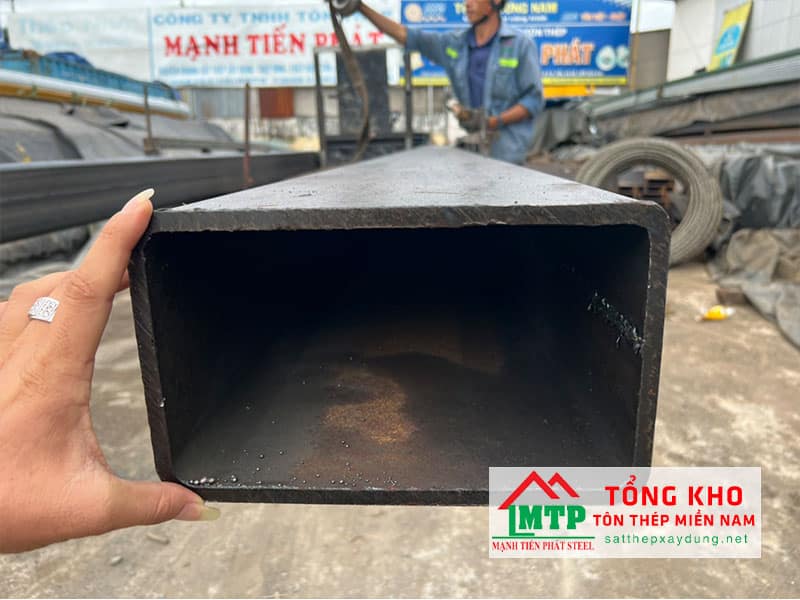 Thép hộp 300x200 có độ bền cao, chắc chắn và chịu tải tốt