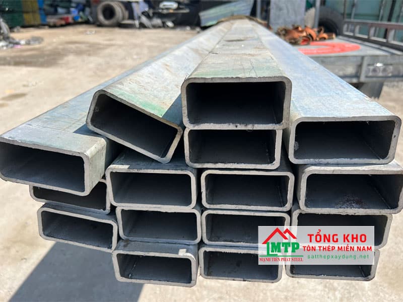 Thép hộp 50x100 có 2 loại, trong đó, thép hộp đen được sử dụng phổ biến bởi giá thành rẻ