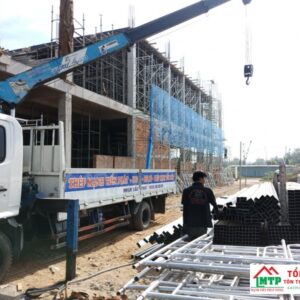 Tôn Thép MTP bốc xếp thép hộp 13x26 tận chân công trình