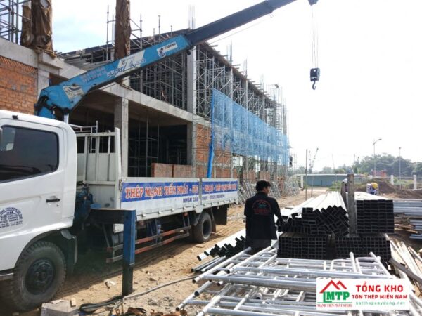 Tôn Thép MTP bốc xếp thép hộp 13x26 tận chân công trình