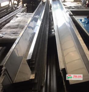 Máng tôn inox là một dạng cấu trúc dạng máng được sử dụng để thu nhặt và dẫn nước mưa
