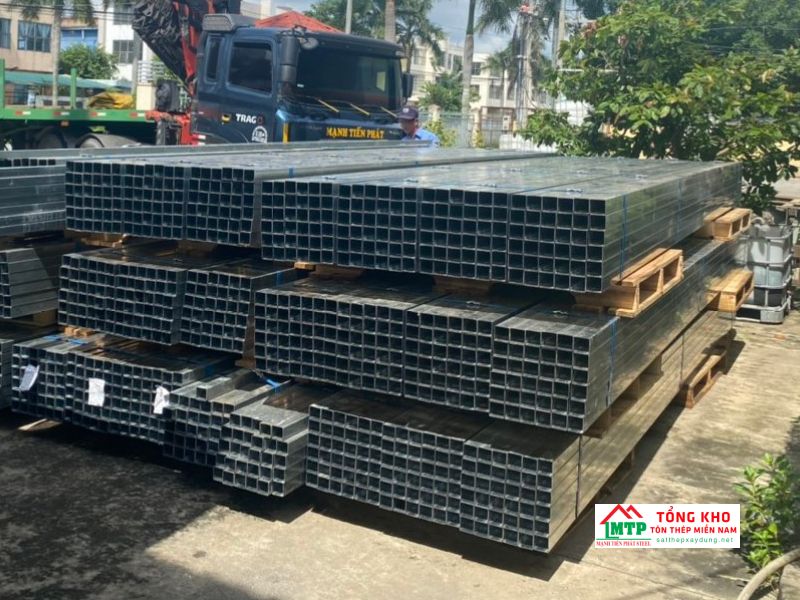 Bảo quản thép Nam Hưng ngoài trời phải kê thép cách mặt đất, không nên tiếp xúc trực tiếp sẽ gây rỉ sét