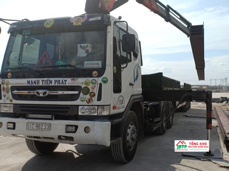 Tôn Thép MTP vận chuyển thép H đến tận công trình