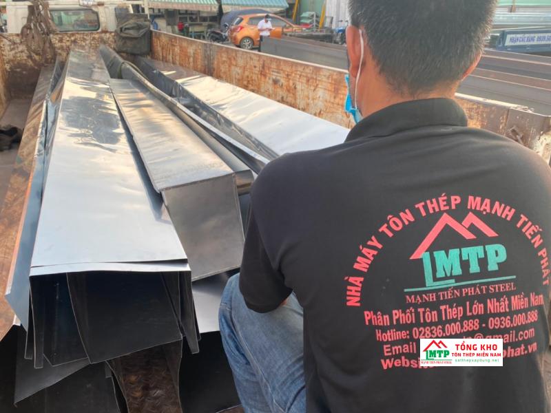 Chọn mua máng xối inox từ đại lý uy tín như Tôn Thép MTP để đảm bảo chất lượng khi sử dụng