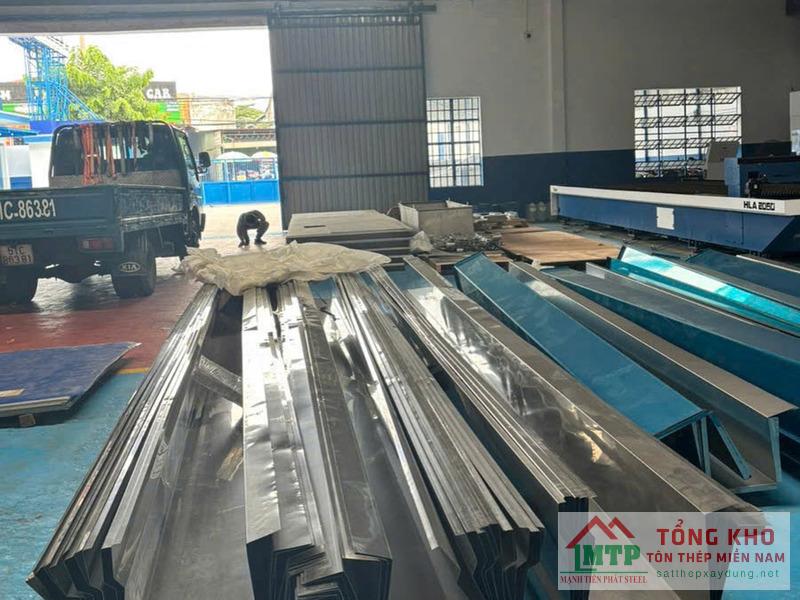 Lắp đặt máng xối inox 430 cho mái che bãi xe tại khu công nghiệp Châu Đức