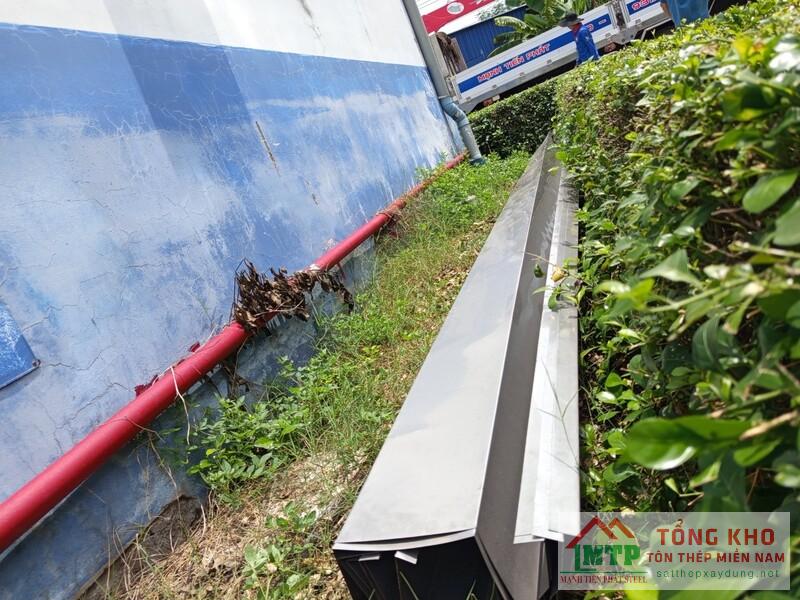 Giao máng xối inox 430 cho mái che sân thượng nhà phố đường Lê Đức Thọ, Quận Gò Vấp