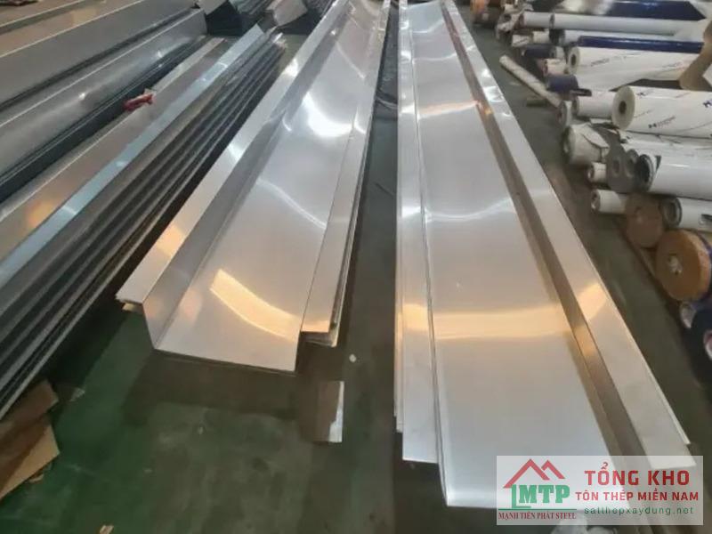 Giao máng xối inox 304 dày 1.0mm cho khu nhà nghỉ ven biển tại thị trấn Cần Thạnh