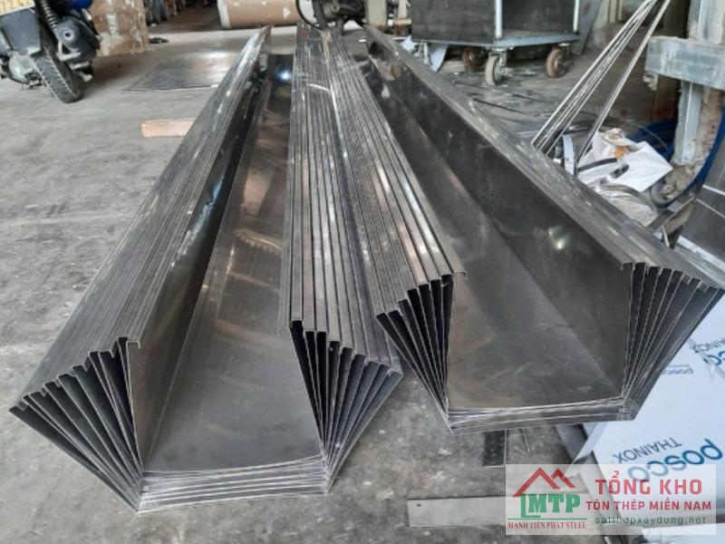 Vận chuyển máng xối inox 304 cho công trình nhà hàng du lịch tại xã Long Hòa