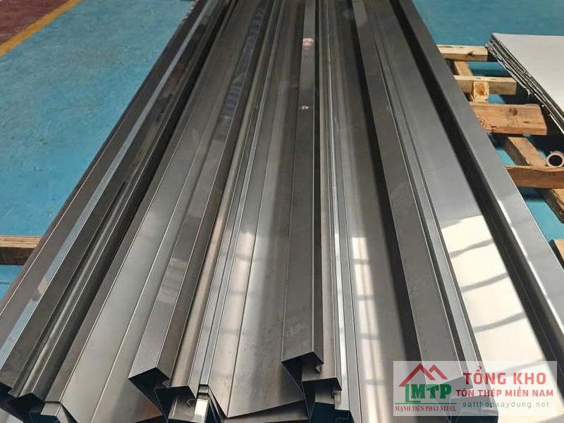 Giao máng xối inox 304 dày 0.8mm cho nhà phố cải tạo tại khu vực Bà Điểm, Huyện Hóc Môn