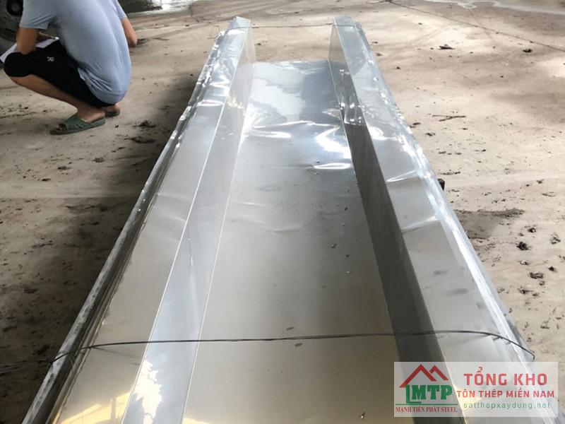 Vận chuyển máng xối inox 201 chia đoạn 2m phục vụ công trình nhà trọ tại xã Xuân Thới Đông