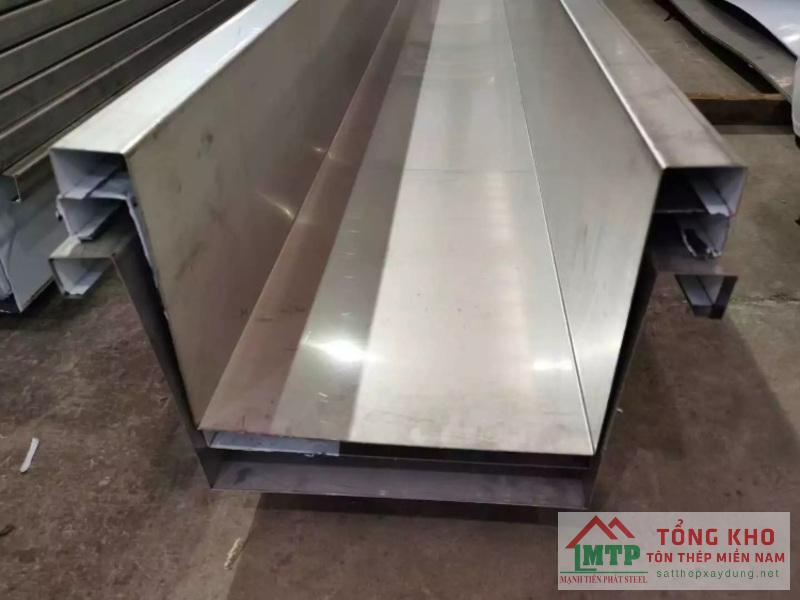Lắp đặt máng xối inox 304 cho mái tôn nhà phố kết hợp kinh doanh tại khu vực Tân Xuân
