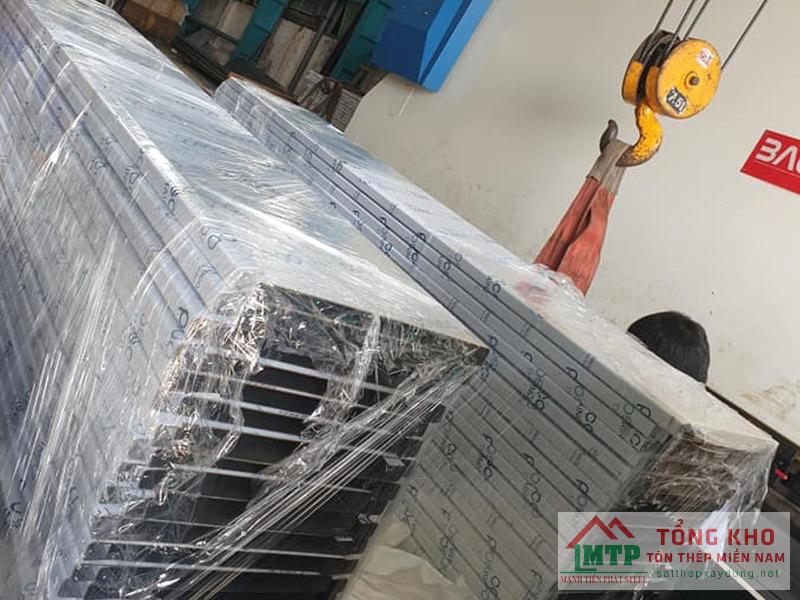 Vận chuyển máng xối inox 201 chia đoạn 2m cho công trình nhà trọ tại xã Nhơn Đức