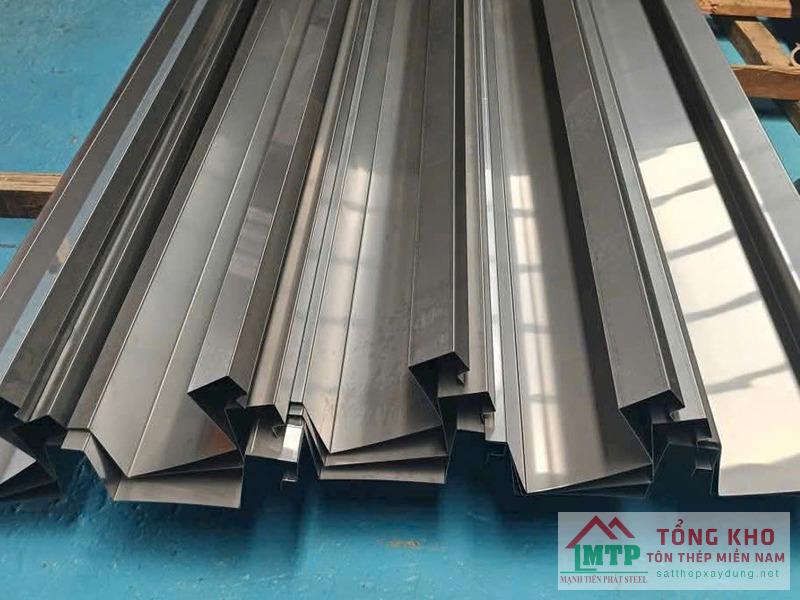 Cung cấp máng xối inox 430 cho mái che kho hàng khu vực Hiệp Phước
