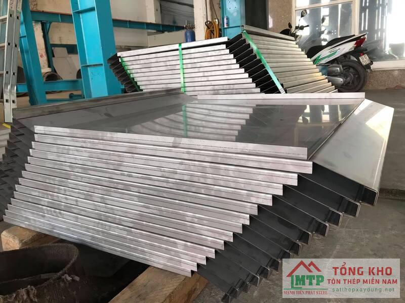 Lắp đặt máng xối inox cho khu nhà liền kề dọc tuyến Lê Văn Lương, huyện Nhà Bè