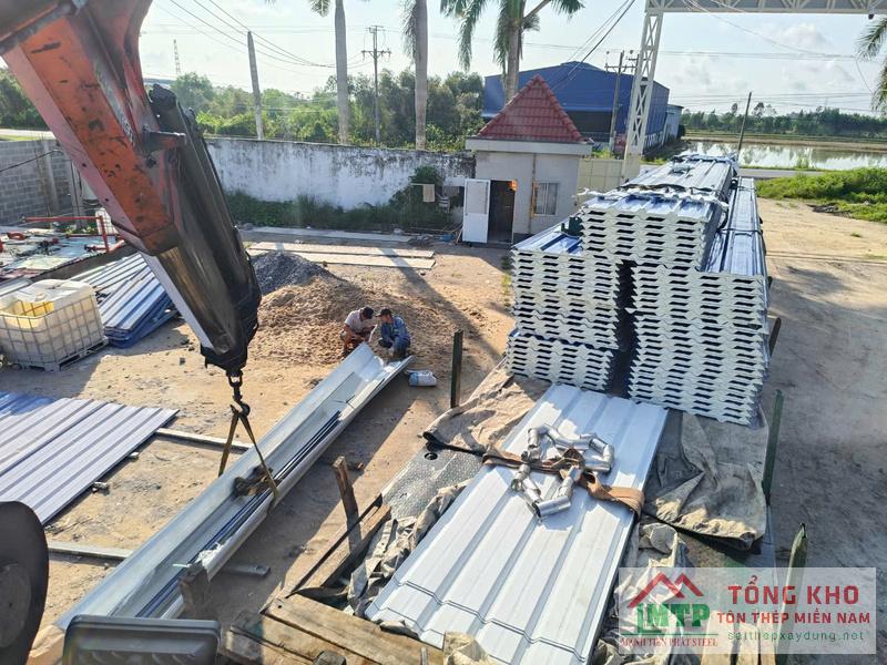 Vận chuyển máng xối inox 304 dày 1.2mm đến công trình cải tạo mái đường Lạc Long Quân