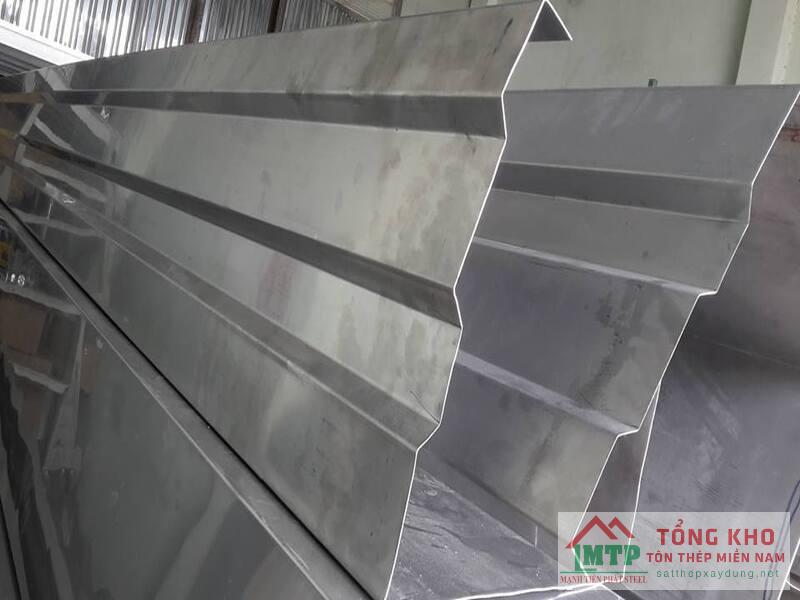 Giao máng xối inox 304 dày 1.0mm cho nhà phố mái tôn tại phường Tân Thới Hiệp, Quận 12