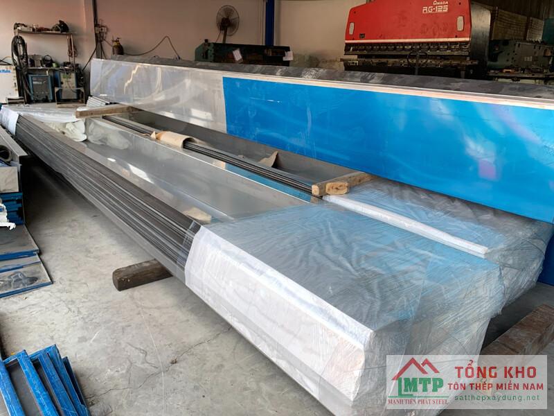 Vận chuyển máng xối inox 304 dày 1.2mm đến công trình nhà trọ trên đường Hà Huy Giáp, Quận 12