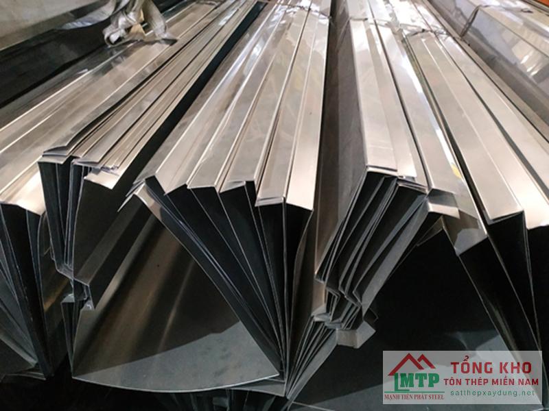 Vận chuyển máng xối inox 304 cho kho hàng trên đường Kinh Dương Vương, Quận Bình Tân