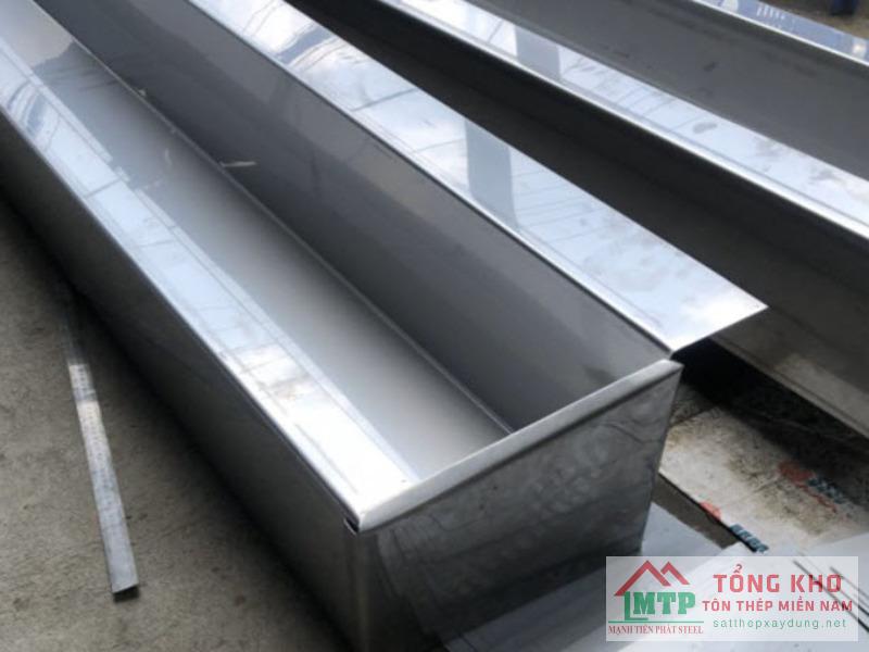 Gia công và giao máng xối inox 201 cho nhà xưởng tại TP. Long Xuyên