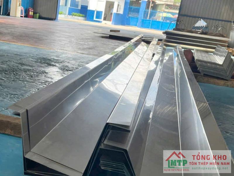 Vận chuyển máng xối inox 430 cho nhà dân cải tạo mái tại huyện Thoại Sơn