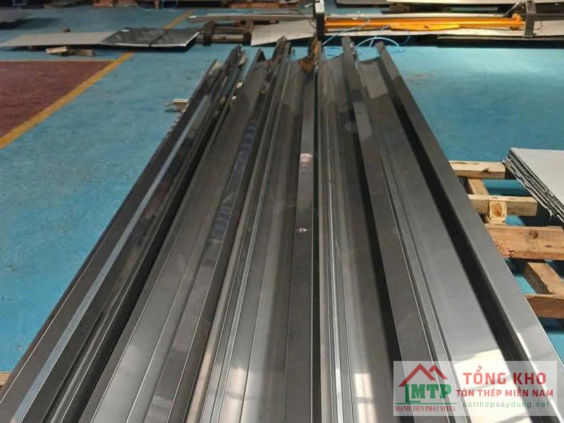 Giao máng inox cho mái tôn dài tại huyện Phù Cát