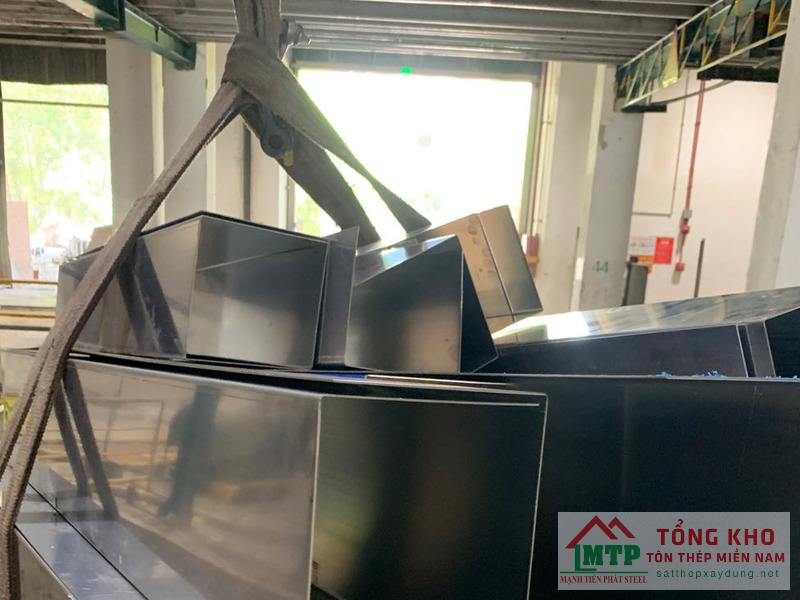 Gia công và giao máng xối inox 201 cho kho hàng tại quận Cái Răng