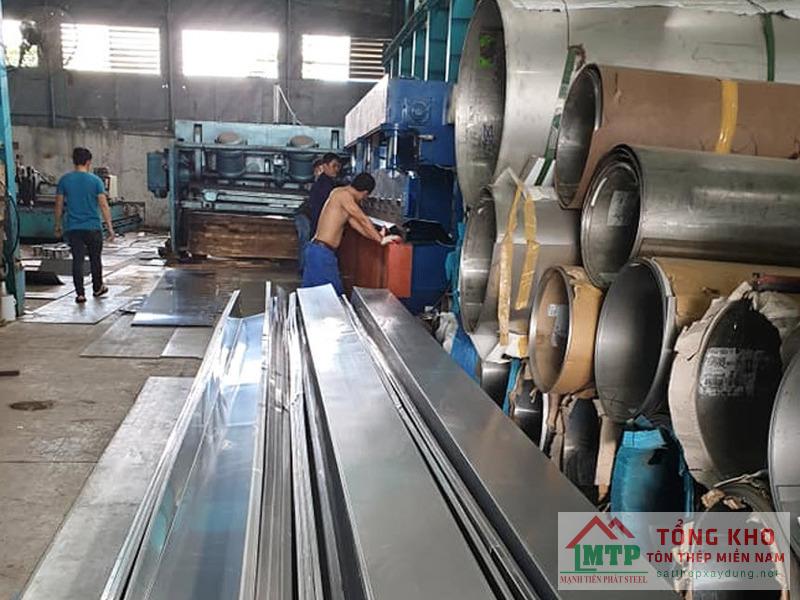 Vận chuyển máng xối inox 430 cho nhà dân cải tạo mái tại quận Ô Môn