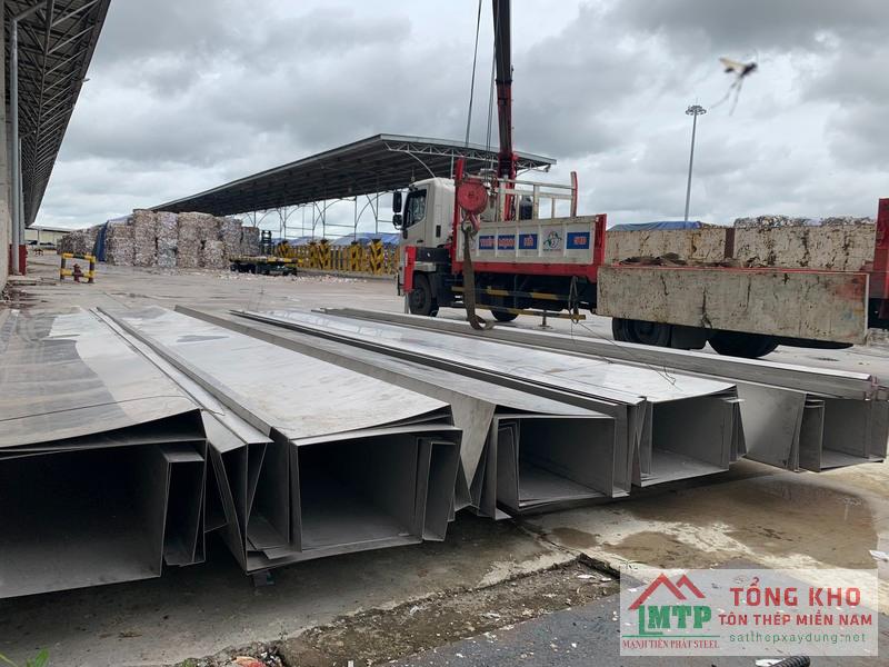 Giao máng inox cho mái tôn dài tại huyện Ea Kar