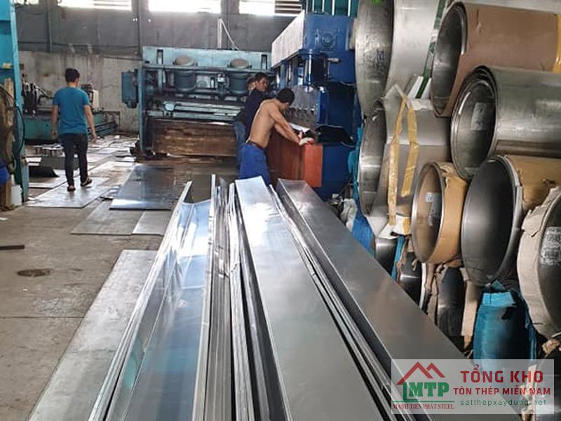 Giao máng xối inox 304 dày 1.2mm cho nhà xưởng tại khu công nghiệp Biên Hòa