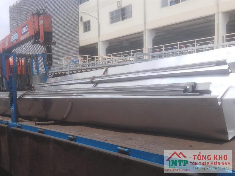 Vận chuyển máng xối inox 201 chia đoạn 3m cho kho logistics tại Nhơn Trạch