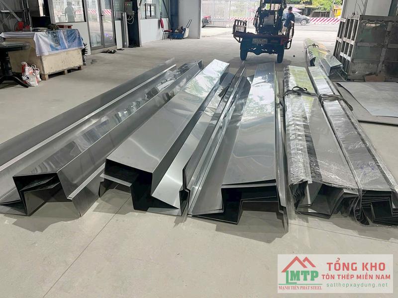 Lắp đặt máng xối inox cho nhà xưởng sản xuất tại Trảng Bom, Đồng Nai