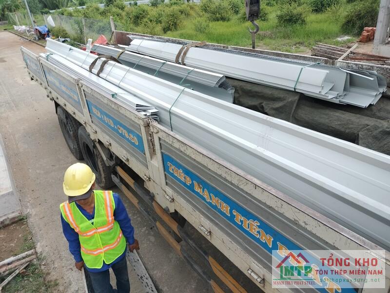 Gia công và giao máng xối inox 201 cho nhà xưởng tại huyện Lai Vung