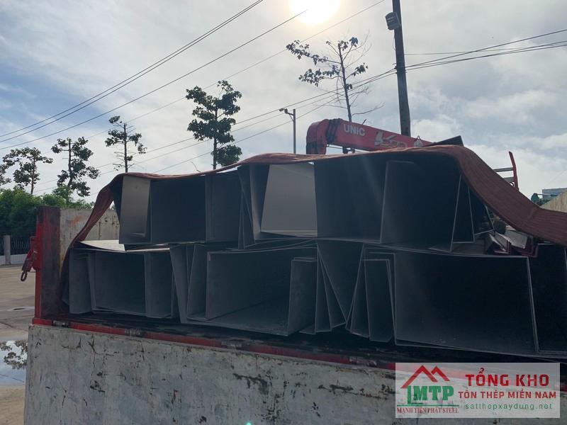 Hoàn thiện đơn hàng máng xối inox cho cơ sở chế biến nông sản tại huyện Tháp Mười