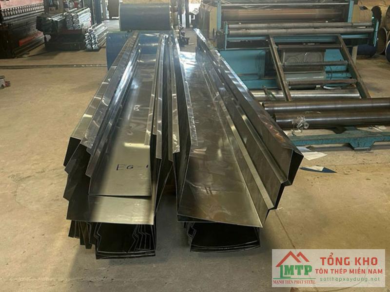 Gia công máng xối inox 304 cho nhà phố mái bê tông tại Bình Hưng