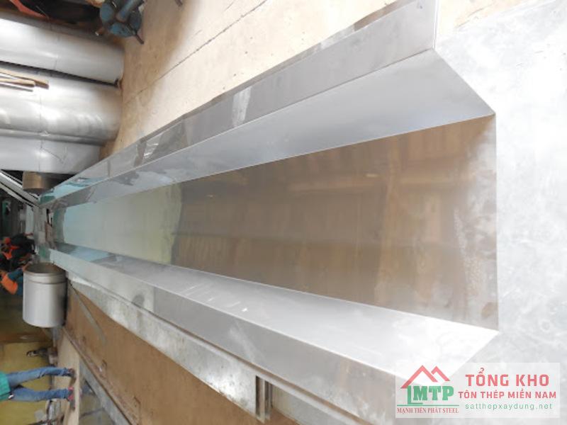 Vận chuyển máng xối inox chu vi lớn cho kho bãi gần Quốc lộ 1A