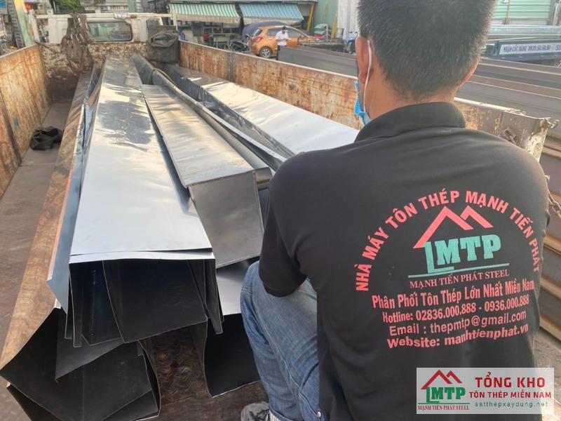 Giao máng xối inox 304 dày 1.0mm cho nhà phố đường Trần Hưng Đạo, Quận 5