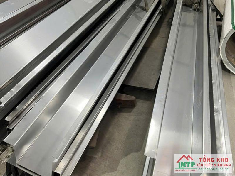 Vận chuyển máng xối inox 304 dày 1.2mm đến khách sạn mini phường 10, Quận 5