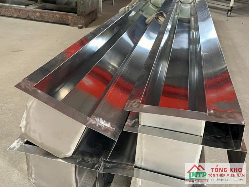 Cung cấp máng xối inox 201 dày 0.9mm cho công trình cải tạo nhà ở đường An Dương Vương