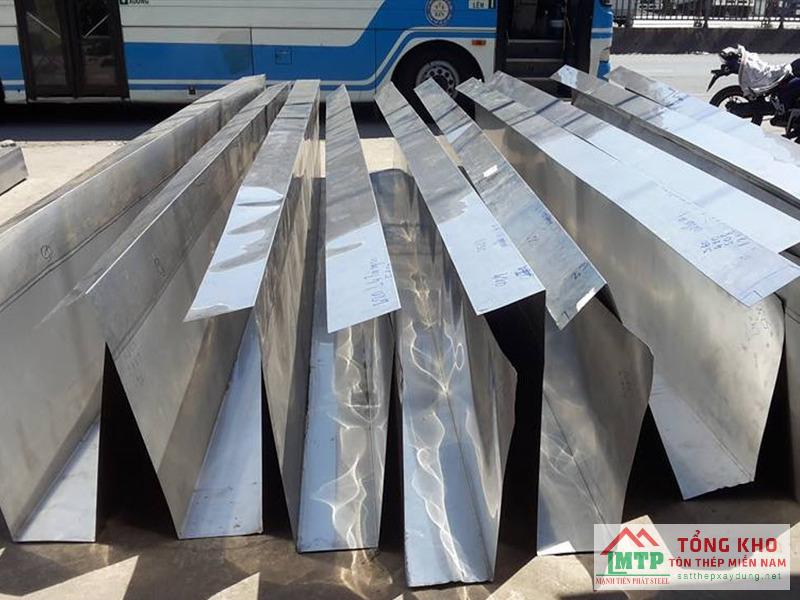 Cung cấp máng xối inox 201 dày 0.9mm cho công trình cải tạo nhà ở đường Đỗ Xuân Hợp, Quận 9