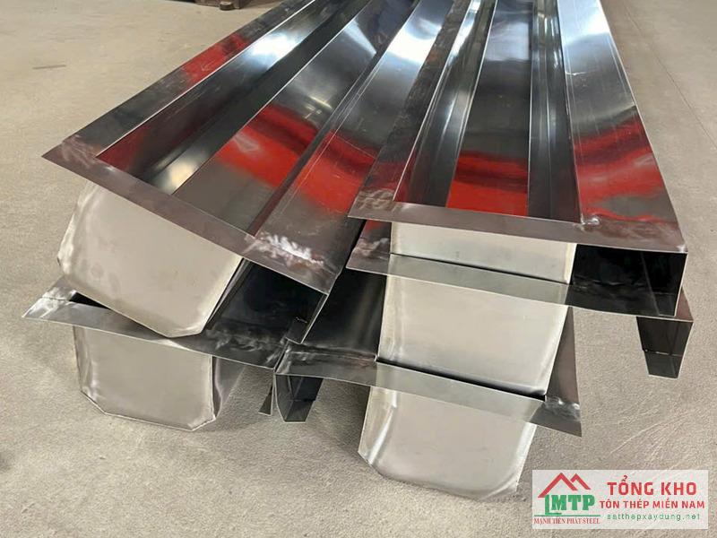 Giao máng xối inox 430 dày 1.0mm cho chung cư mini tại phường Long Trường, Quận 9