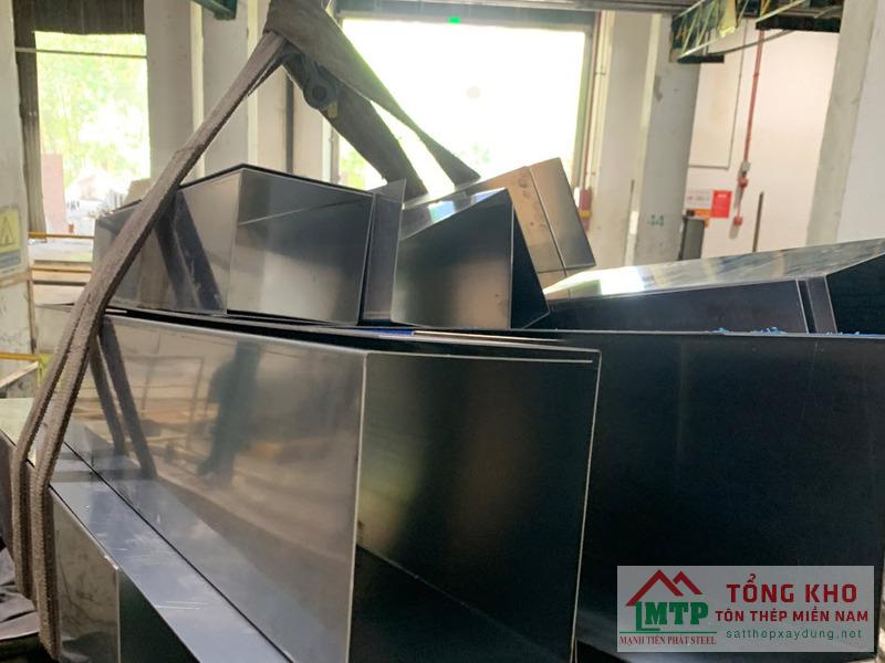 Giao máng xối inox 430 cho mái che sân thượng nhà phố đường Bạch Đằng, Quận Bình Thạnh